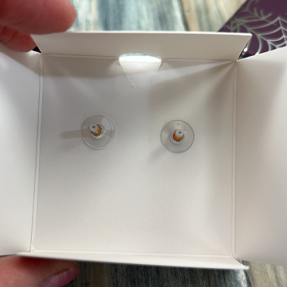⭐️Betsey Johnson Rhinestone Pave Sugar Skull Crown Stud Earrings NIB - Picture 5 of 7
